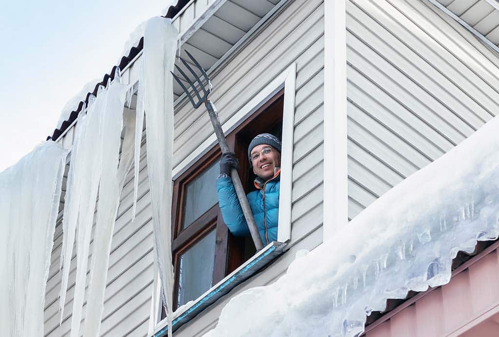Dealing With Icicles on the Roof Safely